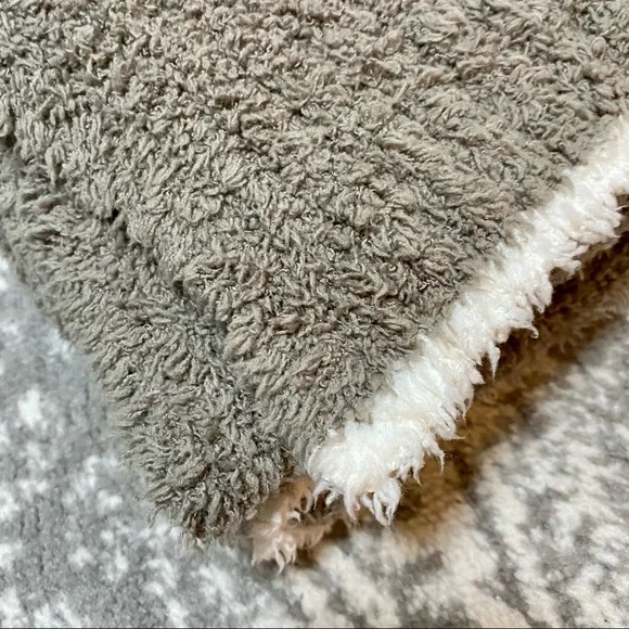 BAREFOOT DREAMS CozyChic Contrast Tip Throw Blanket New - Picture 8 of 8